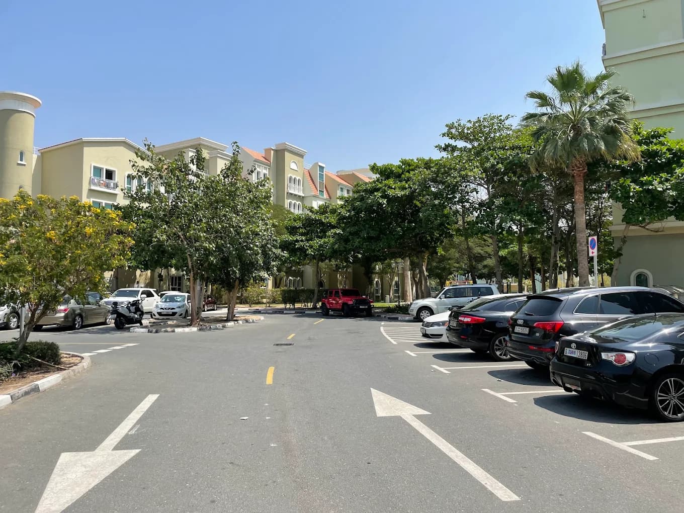 Outside parking for rent in Discovery Gardens